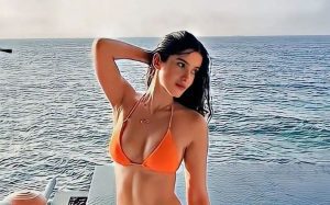 Shanaya Kapoor Showed Hot Figure By Wearing Orange Bikini People Said