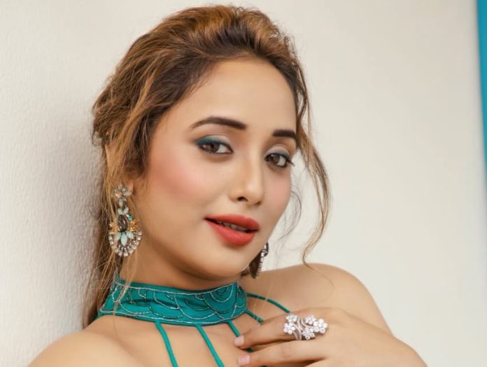 Bhojpuri actress Rani Chatterjee made a bo*ld photoshoot wearing a blue color bralette and bodice, fans were injured after seeing the style