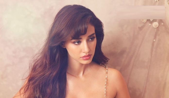 Disha Patani becomes very bo*ld during holidays, raises the temperature with small clothes - watch video