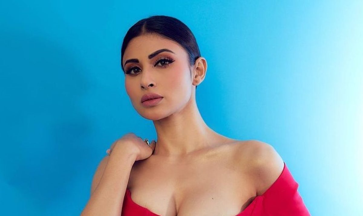 Mouni Roy Sexy Videos Hd Full Real Xxxx Blue Full Hd - TV actress Mouni Roy crossed all limits, posed in deep neck dress -  informalnewz