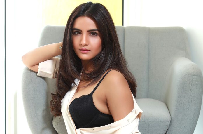 Jasmin Bhasin became bo*ld lying on the bed, gave impeccable pose