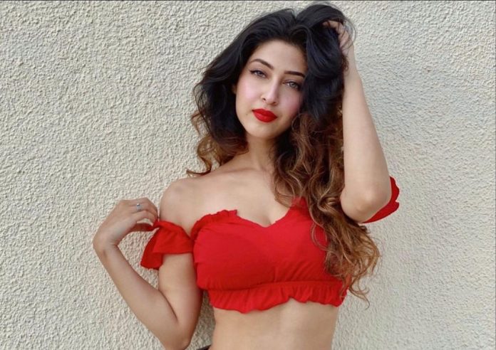 Seeing the glamorous avatar of actress Sonarika Bhadoria, you will also say - Bollywood actresses also failed