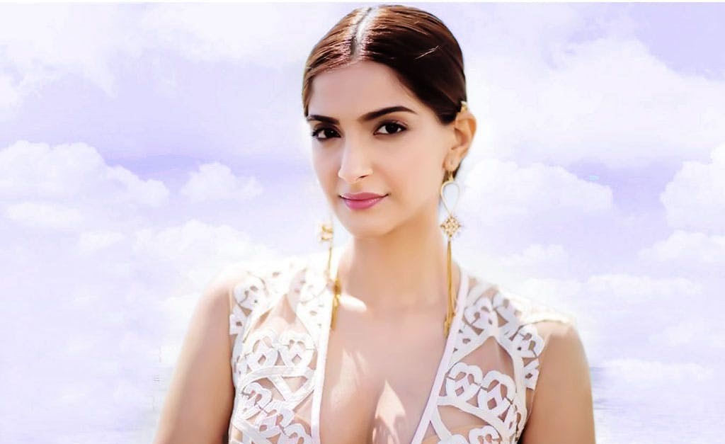 Very super. Sonam Kapoor горячие. Сонам Капур голая. Sonam Kapoor в купальнике. Sonam Kapoor Bollywood actress.