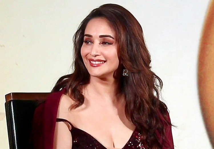 Madhuri Dixit 54 Wore Such A Bold Dress Became A Victim Of Oops Moment In Front Of The Media
