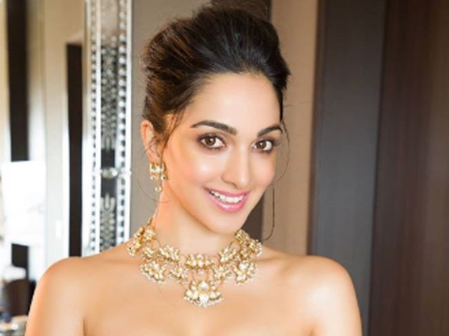 Kiara Advani reached the party without a bra, a big cut was seen even ...