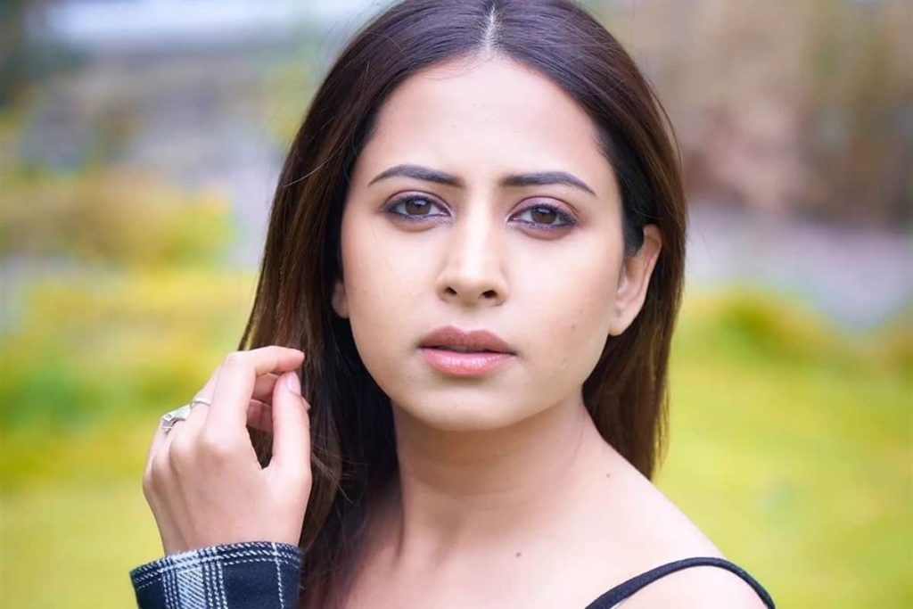 Sargun Mehta made bo*ld photoshoot in bralette denim crop top, pictures ...