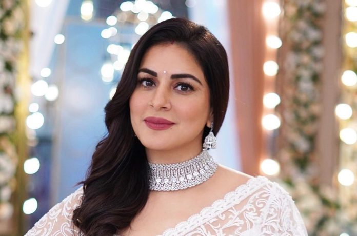 Shraddha Arya gets her husband's name henna painted on her hands, looks excited about the first Karva Chauth - Watch Video