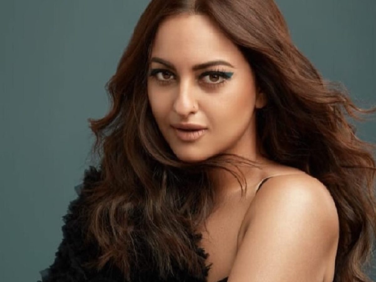 1200px x 900px - Sonakshi Sinha open the coat buttons, flaunted bralette look, showed her  toned figure - informalnewz