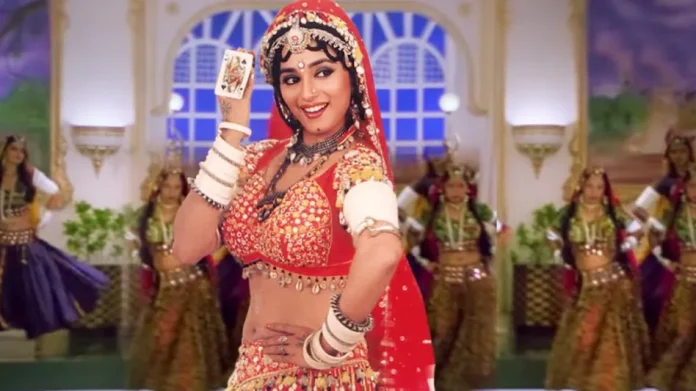 Madhuri dances with Nora on the song 'Choli Ke Peche Kya Hai', the video went viral