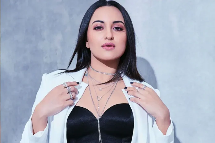 Sonakshi Sinha posed with boyfriend Zaheer Iqbal, seeing the roomed couple together, the fans said - unmatched pair - Watch video