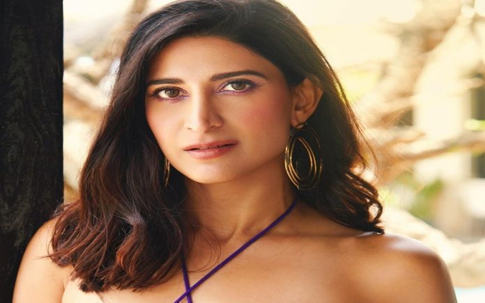 Actress Aahana Kumra crossed all limits of bo*ldness, got a photoshoot done wearing a very short dress, everything was seen.....