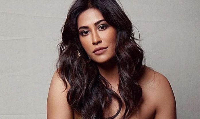 Actress Chitrangada Singh crossed all limits of boldness, only trying to hide her body with hair