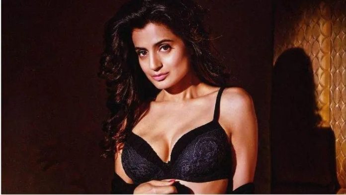 Amisha crossed all limits of bo*ldness, did such acts in revealing clothes, video went viral