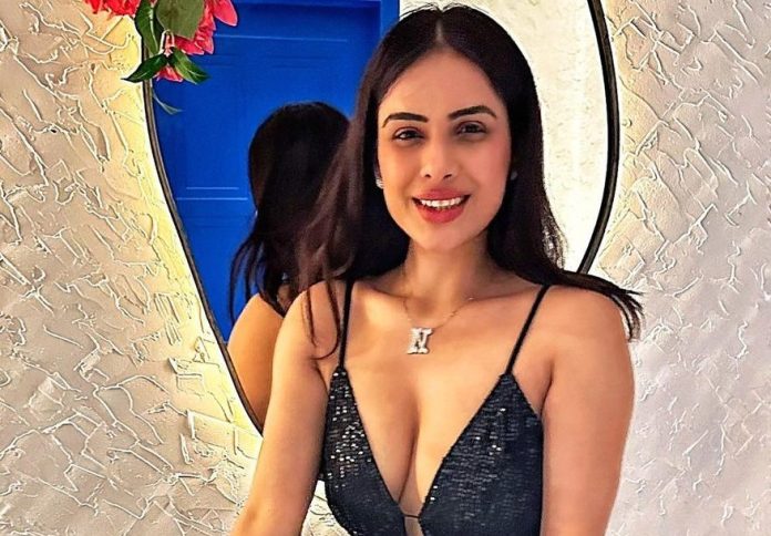 Bhojpuri actress Neha Malik's style made her intoxicated, posed like this in a bodycon dress