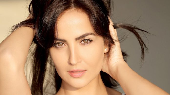 Elli Avram wore front open dress, Urfi Javed also failed in front of bo*ldness