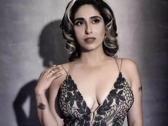 Neha Bhasin trolled for wearing a bik*ini, 'if she had worn even a cheap saree, it would have been worth watching'