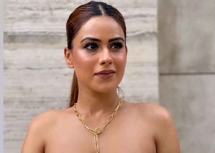 Nia Sharma again worked the magic of hotness, was seen in such a revealing dress in the balcony