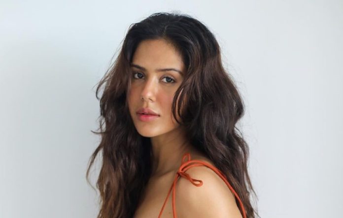 Punjabi actress Sonam Bajwa wore swimsuit in a unique way, se*xy look captured in camera