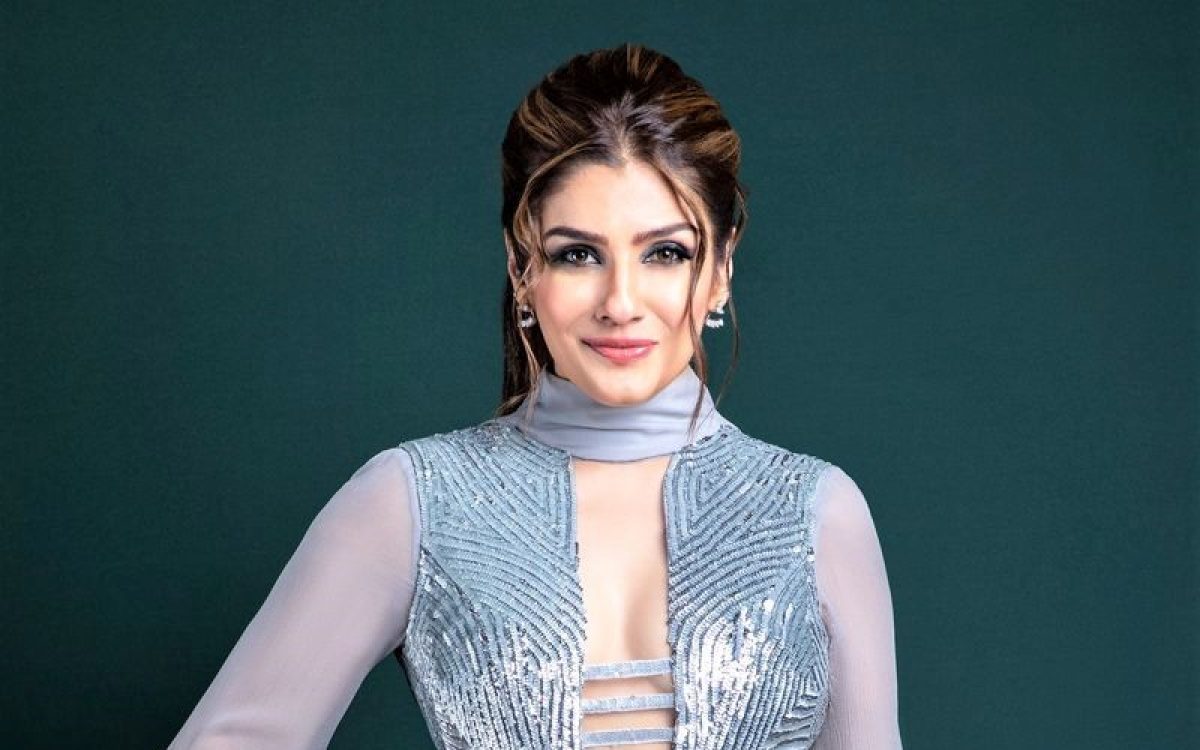 Ravina Sexy Vivo Hd - Raveena Tandon's bo*ldness did not stop even at the age of 48, glamorous  style shown in transparent Thigh high slit saree - informalnewz