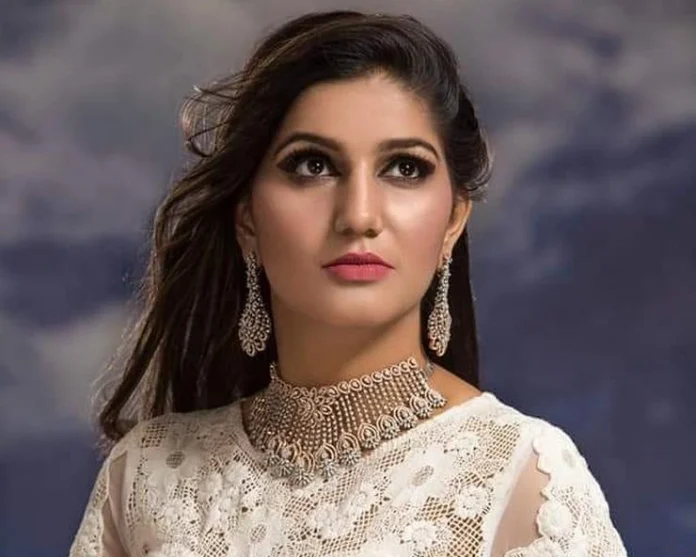 Sapna Chaudhary video of staring at her father's photo with moist eyes went viral, you will become emotional after watching