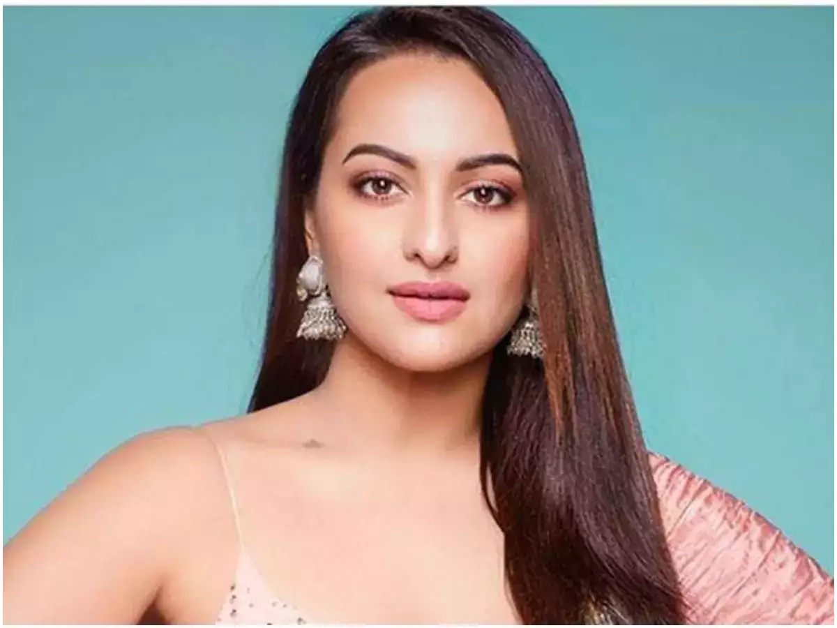 1200px x 900px - Sonakshi Sinha open the coat buttons, flaunted bralette look, showed her  toned figure - informalnewz