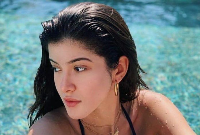 Shanaya breaks the limits of boldness at the age of 22, shares super sexy bikini photo