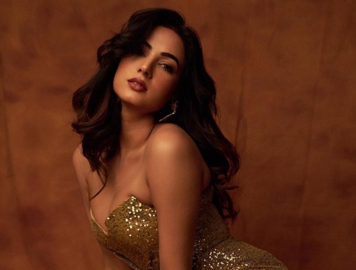 Sonal Chauhan turned up the heat in a shimmering bodycon gown dress, watch the bo*ld video