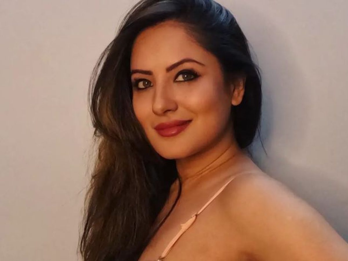 Puja Banerjee in backless blouse raised the temperature with her stunning  hot looks.