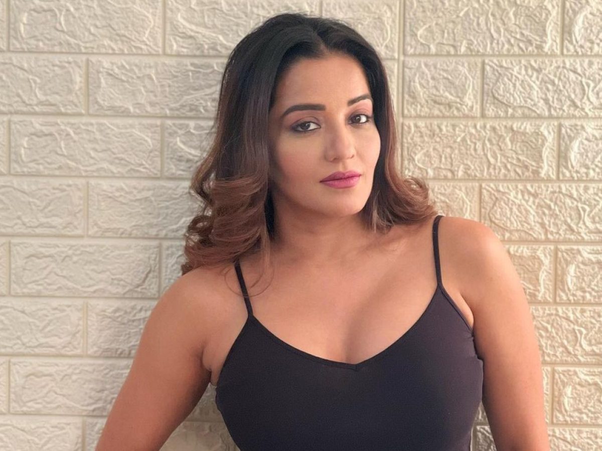 1200px x 900px - Bhojpuri actress Monalisa crossed all limits, posted s*xy pictures wearing  a small top - informalnewz
