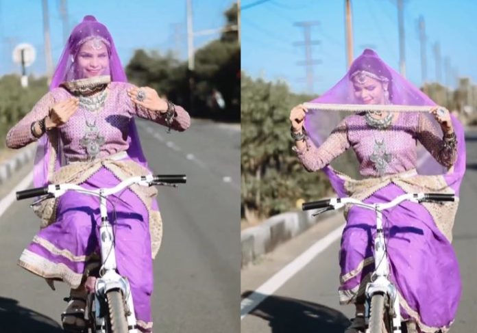 Dance Video: Wearing a lehenga, the girl danced on the song 'Dil Laga Liya' on a bicycle, people were blown away