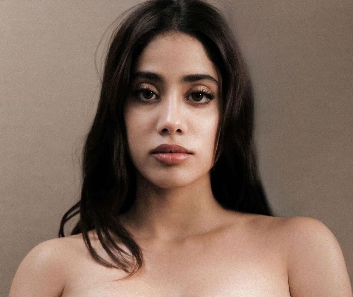 Jhanvi Kapoor showed her toned body wearing a red deep neck dress, people  commented like this - informalnewz