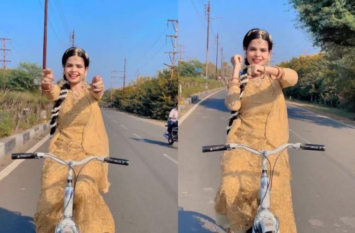 Video: Woman dancing while riding bicycle to alka yagnik and kumar sanu song, internet shocked watch viral video