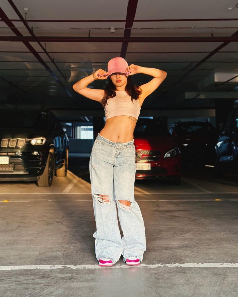 Avneet Kaur flaunts toned figure in crop top and ripped jeans, bold ...