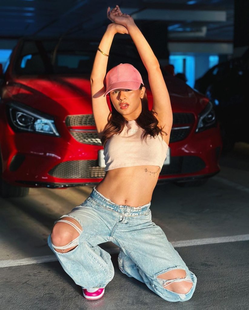 Avneet Kaur flaunts toned figure in crop top and ripped jeans, bold ...