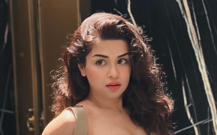 Avneet Kaur wore such a deep neck dress, flaunted cleavage, fans went crazy