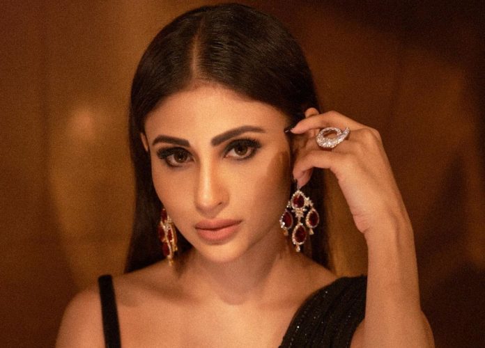 Mouni Roy Wore A Saree Without A Blouse Gave Bo Ld And S Xy Poses In Front Of The Camera Fans