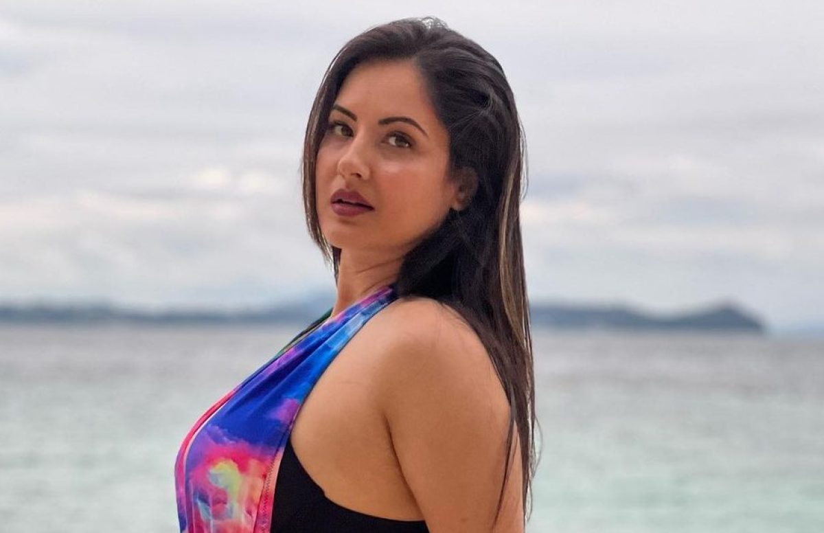 1200px x 776px - Pooja Banerjee did a bo*ld photoshoot in Thigh high slit transparent dress,  fans were sweating after seeing the pictures - informalnewz