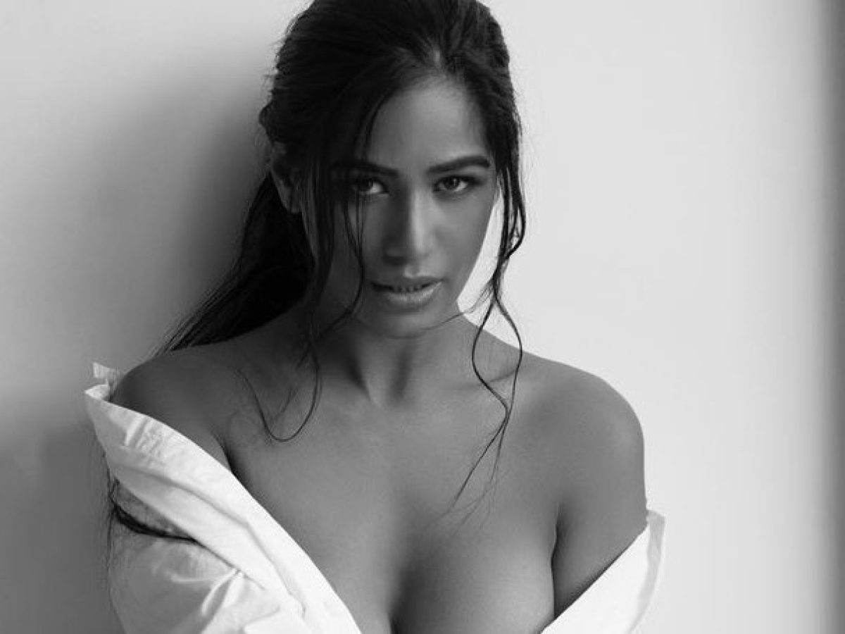 1200px x 900px - Poonam Pandey gave a killer pose in front of the camera, users said â€“  Indian Mia Khalifa has arrived! - informalnewz