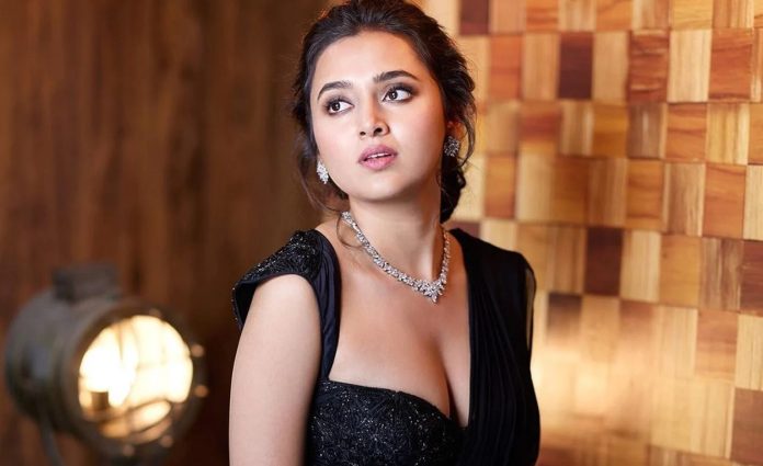 Tejaswi Prakash showed her bo*ld style in such a deep neck blouse, the s*xy look of the actress won the hearts of fans