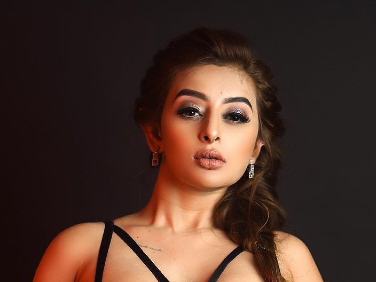 Web series actress Ankita Dave did a bold photoshoot in front open shirt,  you will be left sweating after seeing the pictures - informalnewz