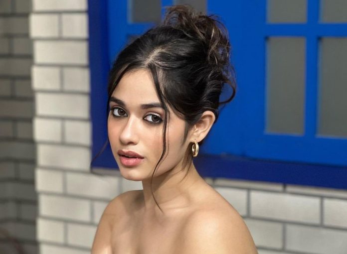 Jannat Zubair did a hot photoshoot in a deep neck dress, fans went crazy after seeing the pictures