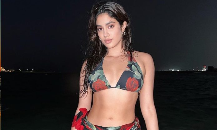 Jhanvi Kapoor was seen escaping from the camera late at night, wearing such a dress became a victim of Oops Moment as soon as it was lighted