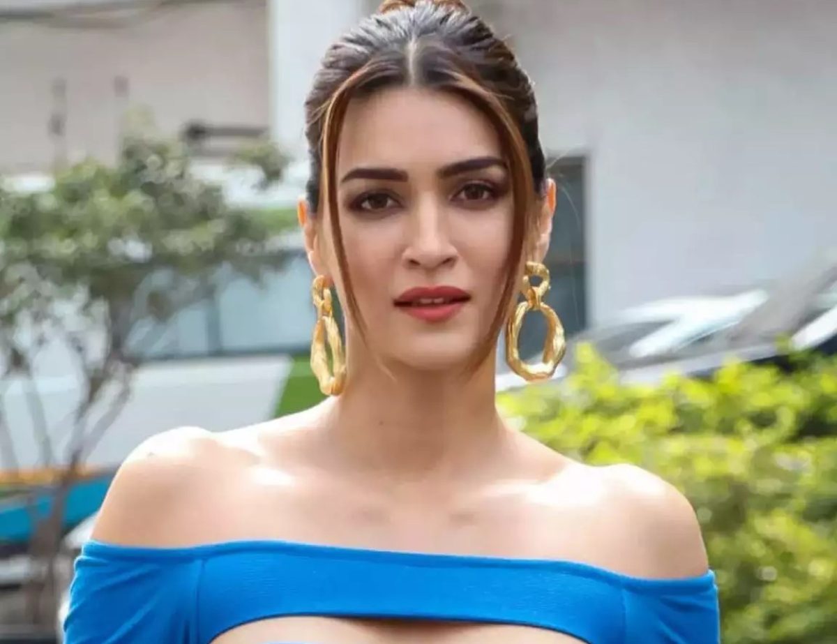 Kriti Sanon was spotted in a braless deep neck mesh dress, gave a s*xy  pose, see here - informalnewz