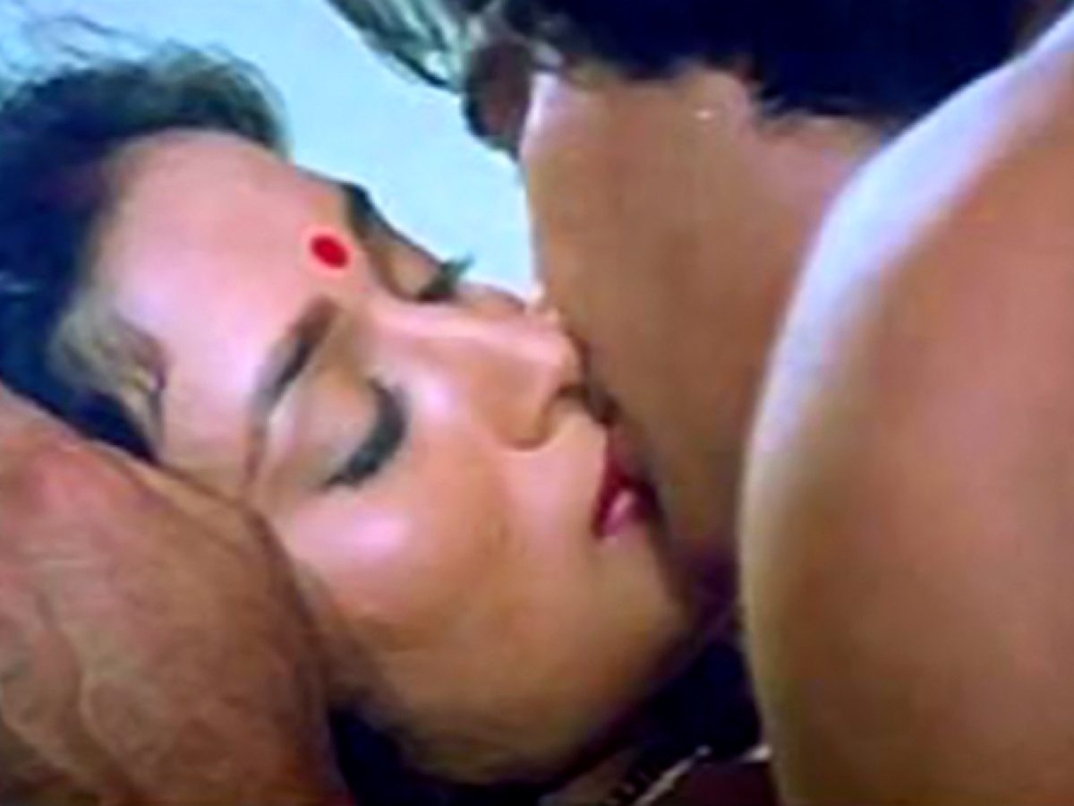 Madhuri Dixit regretted giving a kissing scene with 20 years elder Vinod  Khanna, said such a thing! - informalnewz