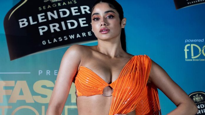 Janhvi Kapoor reached uncle’s house wearing tight fitting clothes, people kept watching from top to bottom