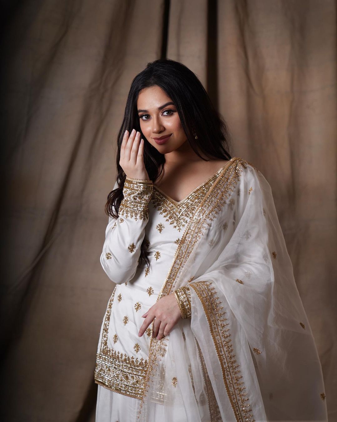 Phulwa Actress Jannat Zubair Rahmani Looks Like a Dream in an All-White  Traditional Outfit as She Celebrates Jumma Mubarak; See PHOTOS | 🙏🏻  LatestLY