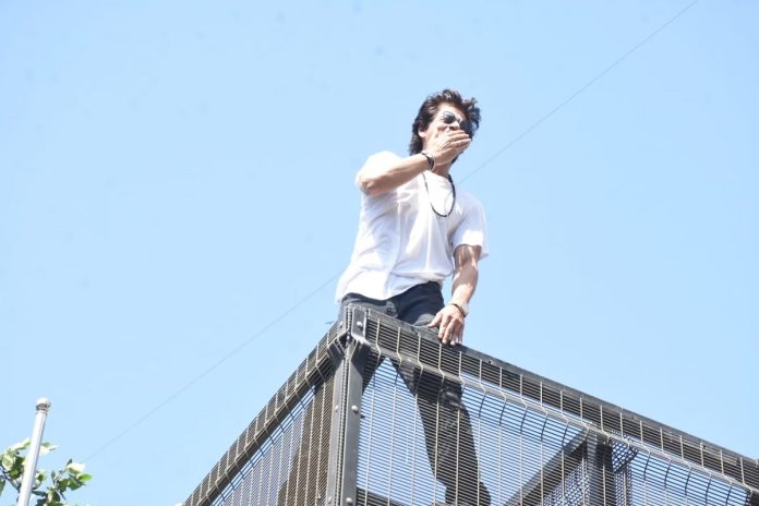 Eid 2023 Shahrukh Khan congratulated the fans on Eid, came out of Mannat and wished in style