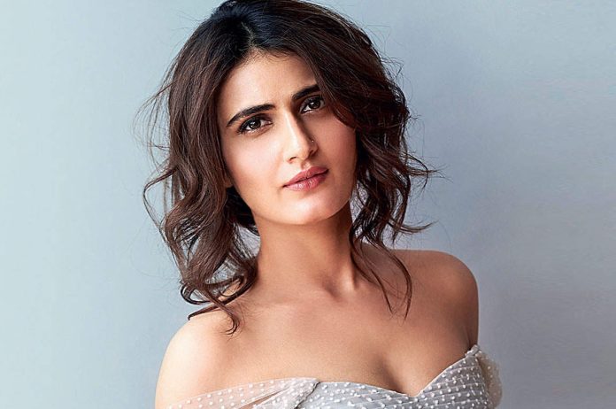 Fatima Sana Shaikh crossed the limits of bo*ldness, spread her beauty in a tube dress