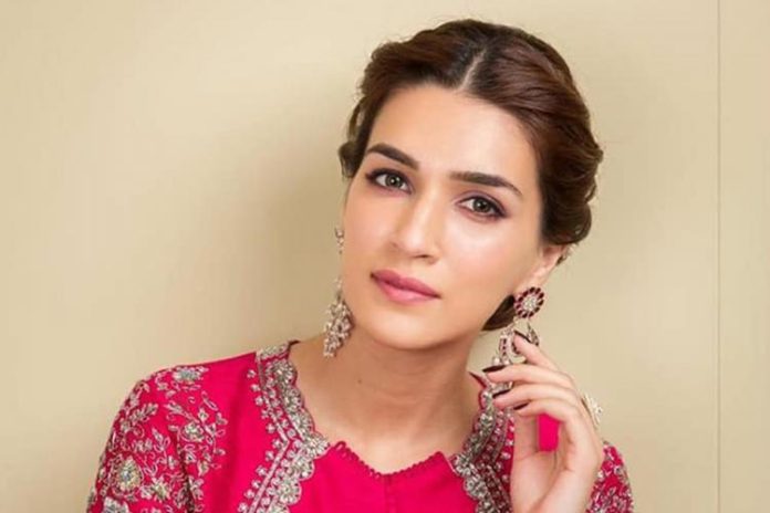 VIDEO: Kriti Sanon traveled in economy class, the actress had fun with the child