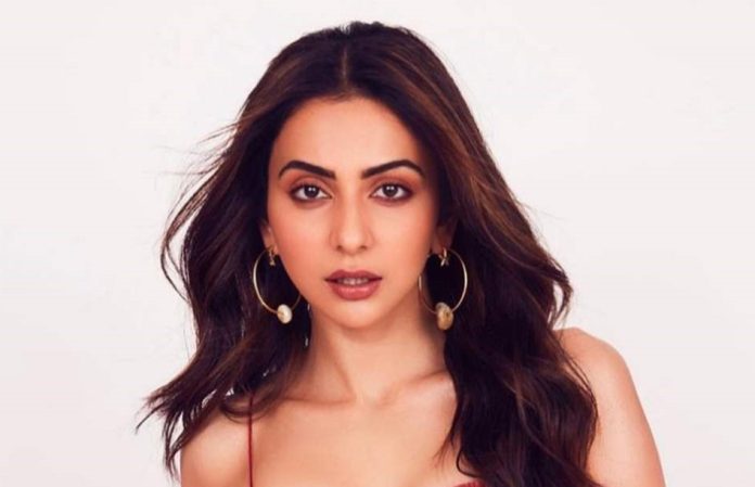 Rakul Preet flaunted her cleavage by wearing a front cut gown without bra, the dress was so long that it was difficult to walk